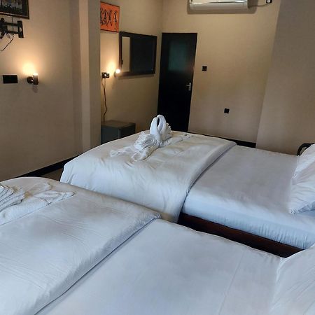 ネゴンボ Edwin'S Airport Garden Bed & Breakfast エクステリア 写真