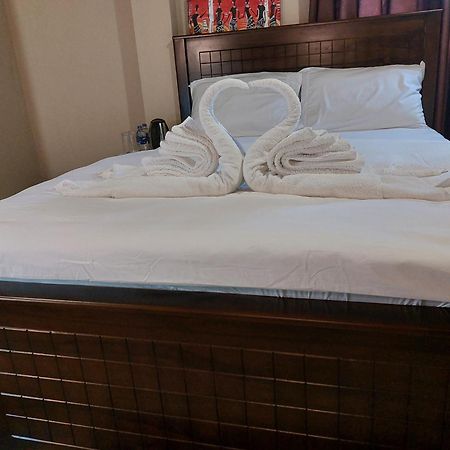 ネゴンボ Edwin'S Airport Garden Bed & Breakfast エクステリア 写真