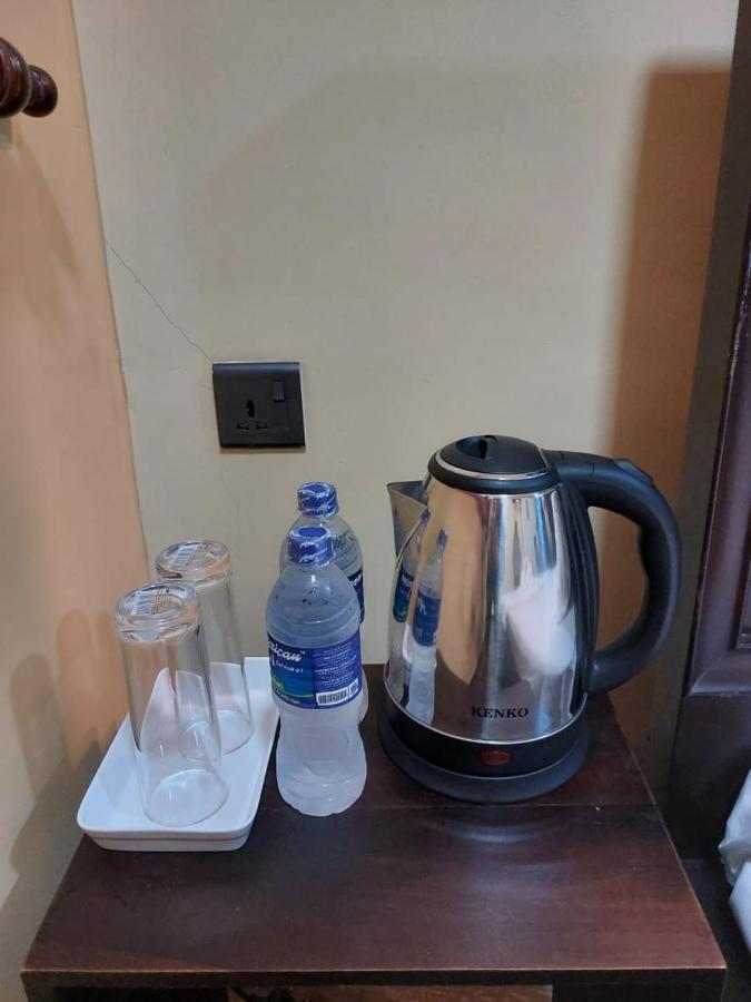 ネゴンボ Edwin'S Airport Garden Bed & Breakfast エクステリア 写真