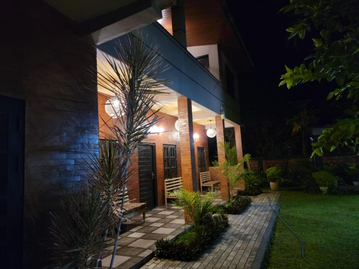 ネゴンボ Edwin'S Airport Garden Bed & Breakfast エクステリア 写真