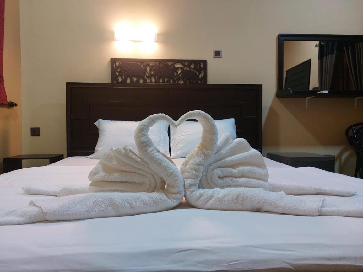 ネゴンボ Edwin'S Airport Garden Bed & Breakfast エクステリア 写真