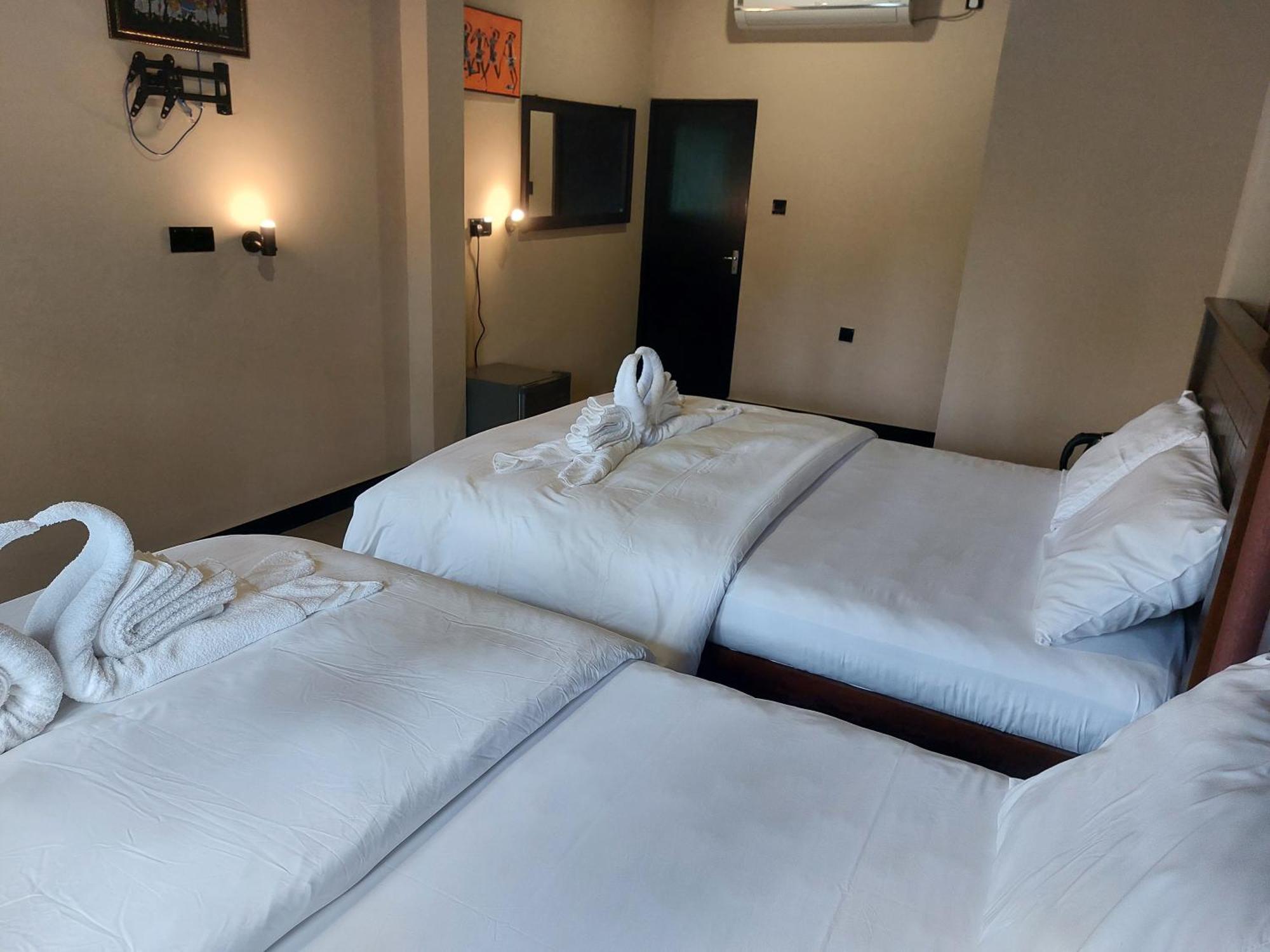 ネゴンボ Edwin'S Airport Garden Bed & Breakfast エクステリア 写真