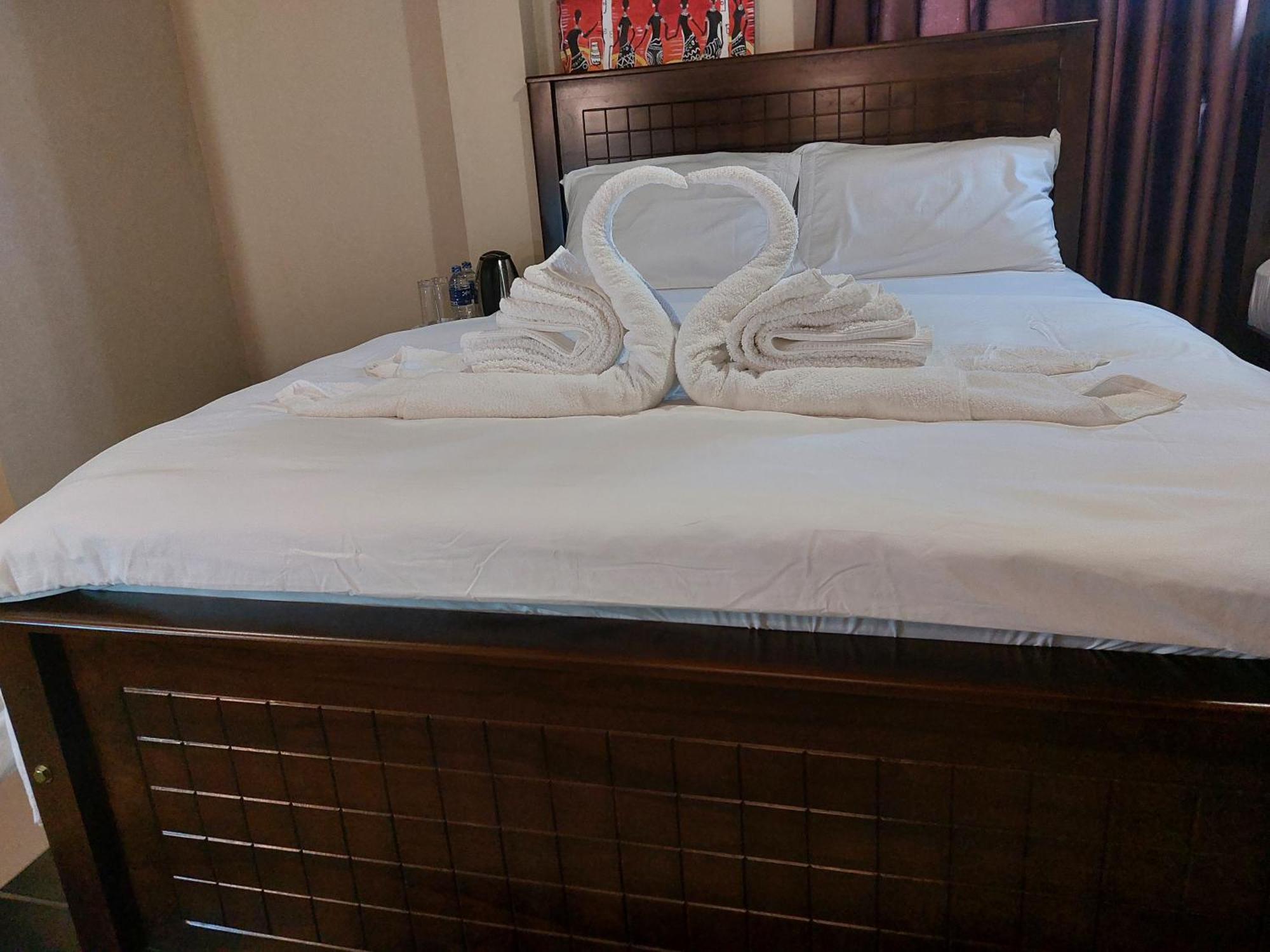 ネゴンボ Edwin'S Airport Garden Bed & Breakfast エクステリア 写真